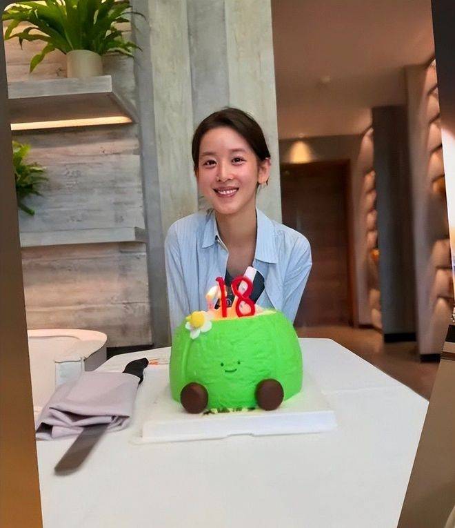 生日蛋糕是绿色的她在伦敦的豪宅曝光开元棋牌章泽天素颜庆祝32岁生日(图2) 生日蛋糕是绿色的她在伦敦的豪宅曝光开元棋牌章泽天素颜庆祝32岁生日(图2)