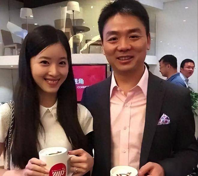 生日蛋糕是绿色的她在伦敦的豪宅曝光开元棋牌章泽天素颜庆祝32岁生日(图4) 生日蛋糕是绿色的她在伦敦的豪宅曝光开元棋牌章泽天素颜庆祝32岁生日(图4)